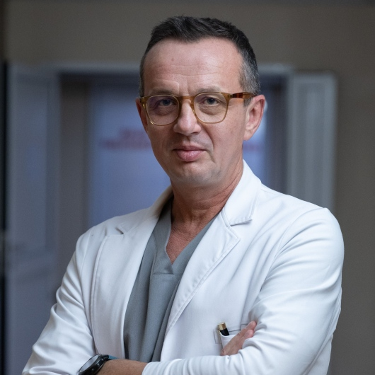 Dr Piotr Kania w białym fartuchu