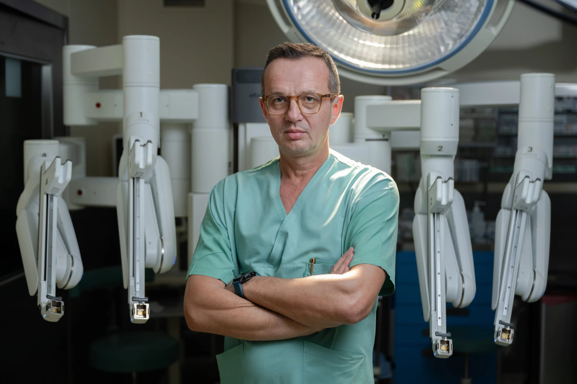 Dr Piotr Kania z systemem chirurgii robotycznej